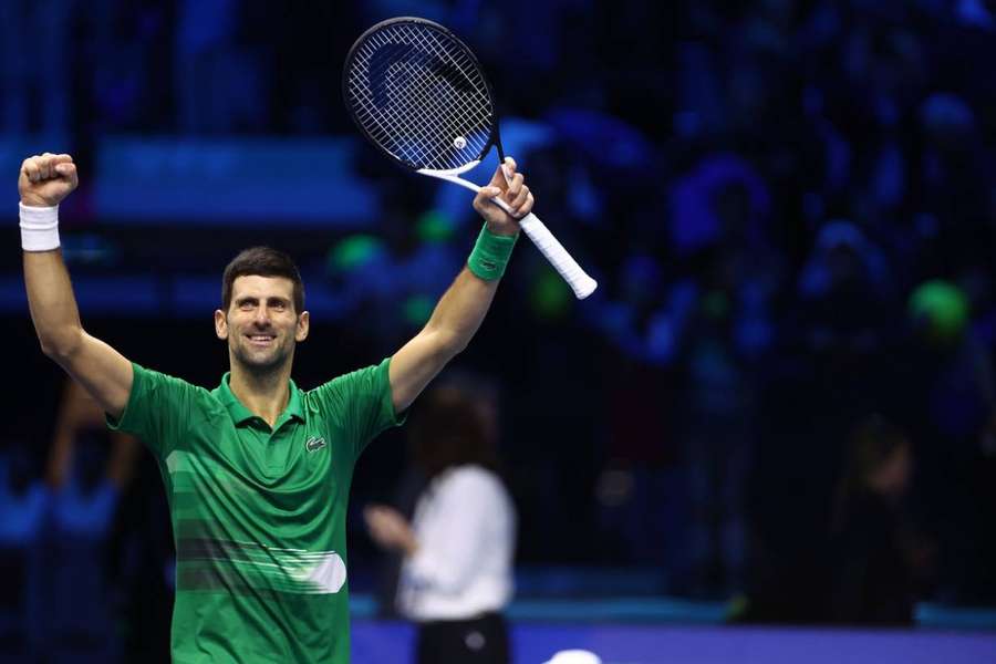 Novak Djokovic celebra vitória que lhe garante vaga na decisão contra Rublev ou Ruud