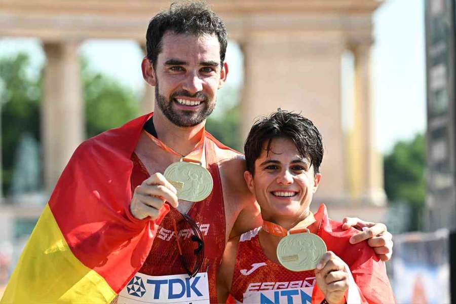 Álvaro Martín and María Pérez pose with their 35km gold medals