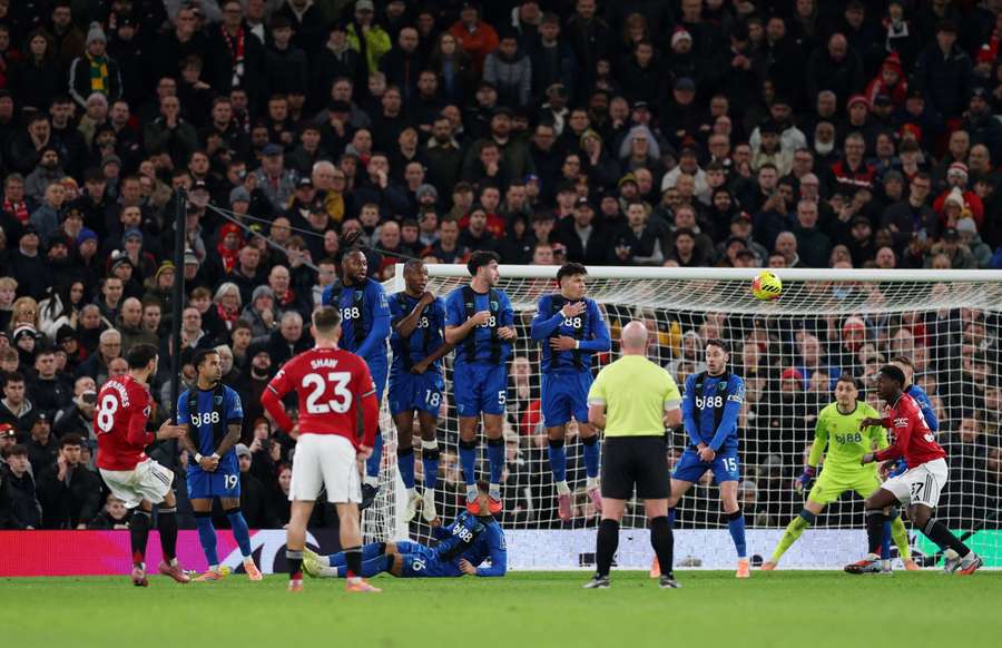 Piłkarze Bournemouth patrzą, jak Bruno Fernandes z Manchester United zdobywa trzecią bramkę z rzutu wolnego podczas meczu Premier League pomiędzy Manchester United a Bournemouth