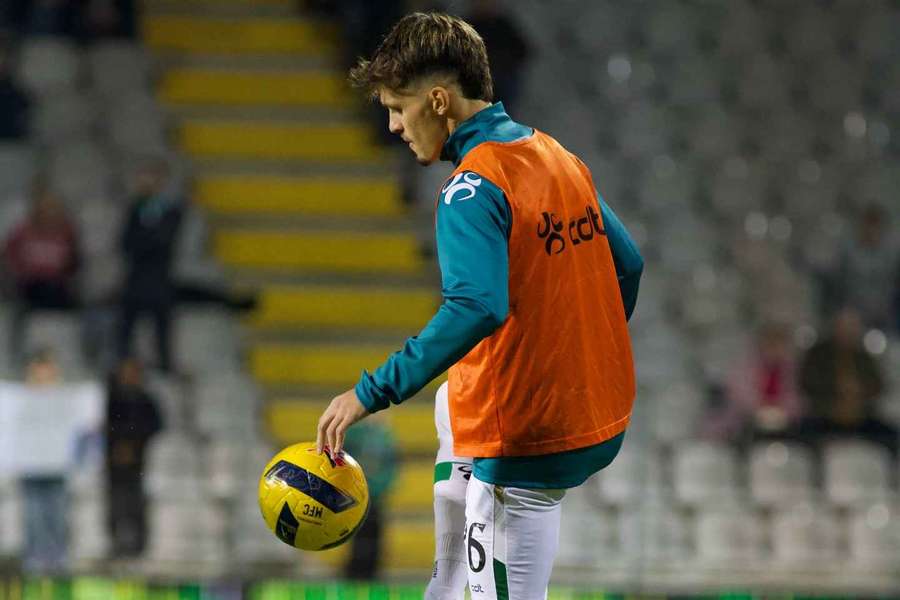Dinis Pinto no aquecimento da partida Dinis Pinto no aquecimento da partida