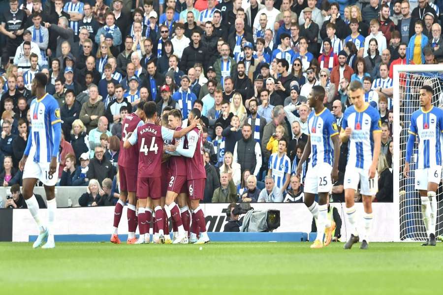 Premier League, seconda vittoria per l'Aston Villa, lo United batte il Fulham in extremis