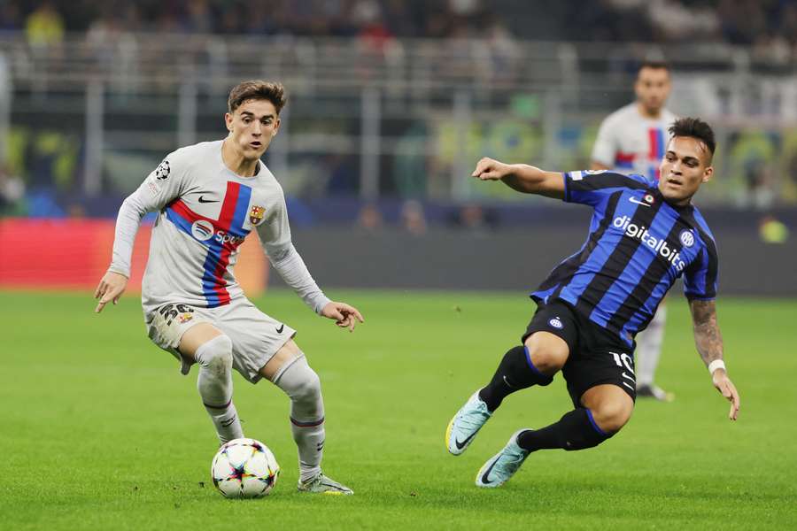 Gavi ante Lautaro Martínez en el Inter-Barça de la temporada 2022-2023