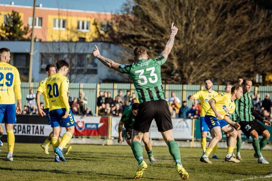 Kucka v zápase s Račou. Kucka v zápase s Račou.