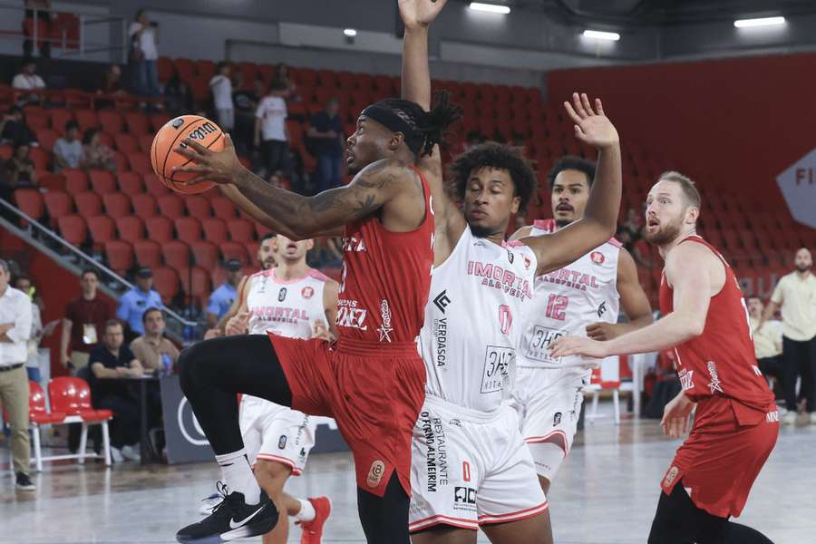 Benfica lidera campeonato