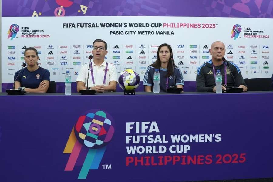 Conferência conjunta das duas equipas