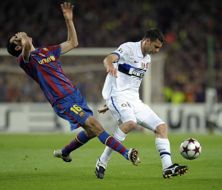Busquets, do Barcelona, em lance com Thiago Motta, da Inter de Milão.