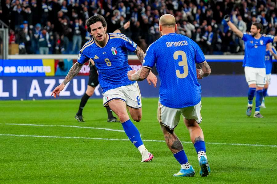 Sandro Tonali esulta dopo il primo gol contro l'Irlanda del Nord ai playoff