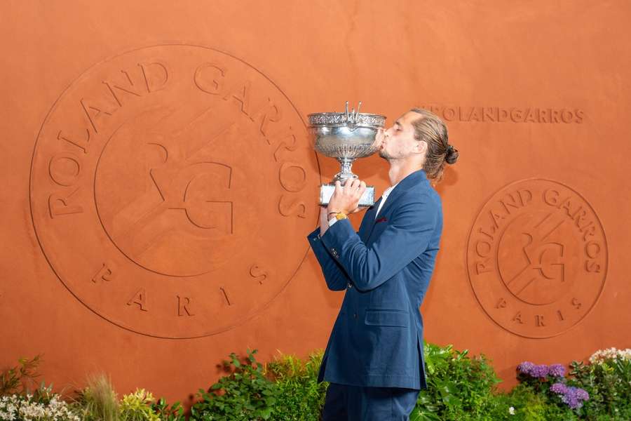 Alexander Zverev com o troféu de Roland Garros Alexander Zverev com o troféu de Roland Garros