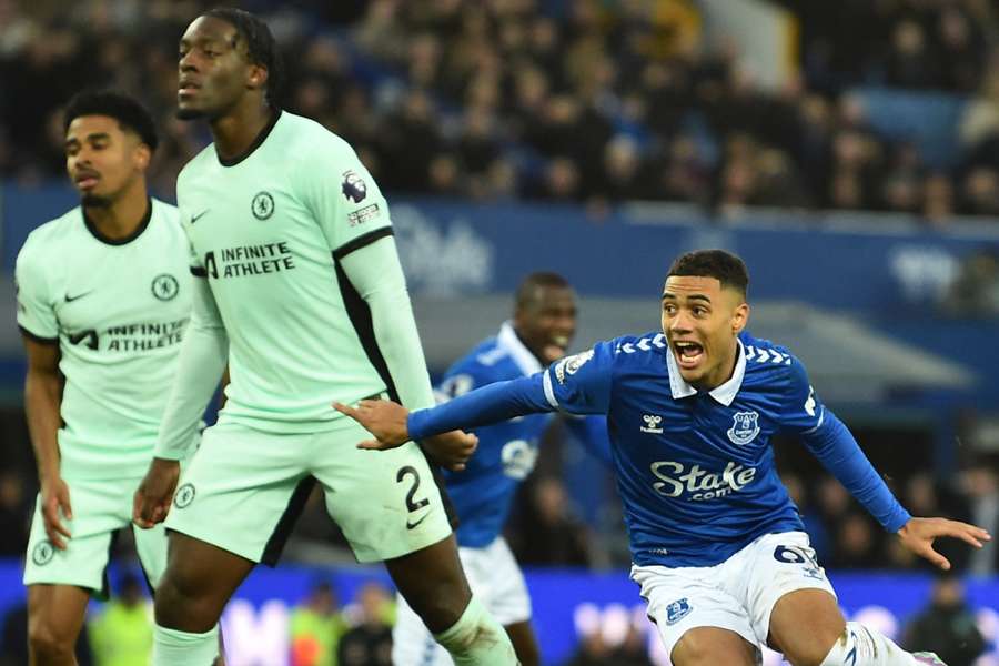 Dobbin fez o segundo do Everton contra o Chelsea