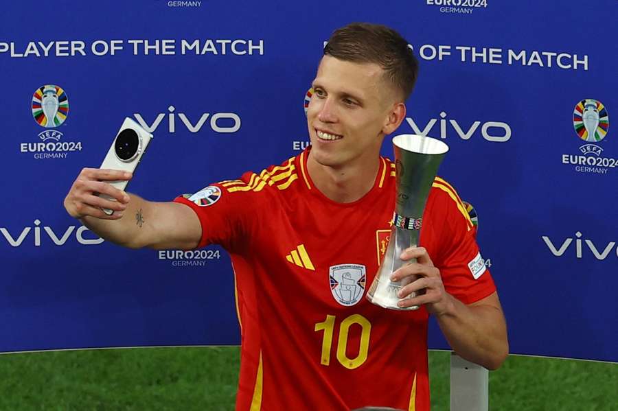 Dani Olmo com o seu prémio de homem do jogo