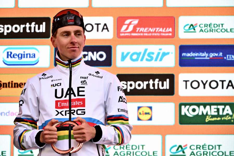 Tadej Pogacar célébrant sa 3e place au Milan-Sanremo le 22 mars dernier.