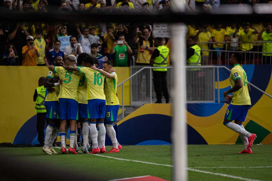 Raphinha din Brazilia înscrie al doilea gol în timpul meciului cu Peru