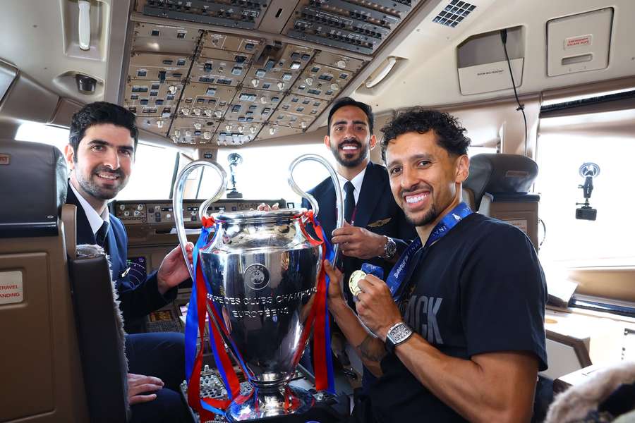 Marquinhos avec les commandants de bord. Marquinhos avec les commandants de bord.