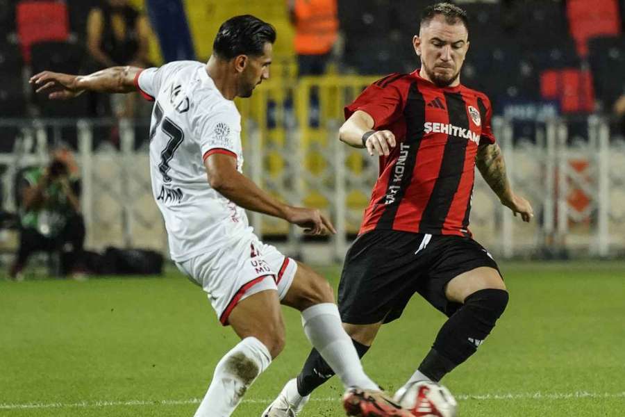 În actualul sezon, Deian Sorescu a evoluat în 20 de partide pentru Gaziantep, reușind două goluri și două pase decisive În actualul sezon, Deian Sorescu a evoluat în 20 de partide pentru Gaziantep, reușind două goluri și două pase decisive