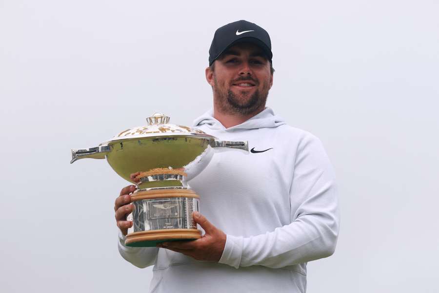 Chris Gotterup posa com o troféu do Scottish Open