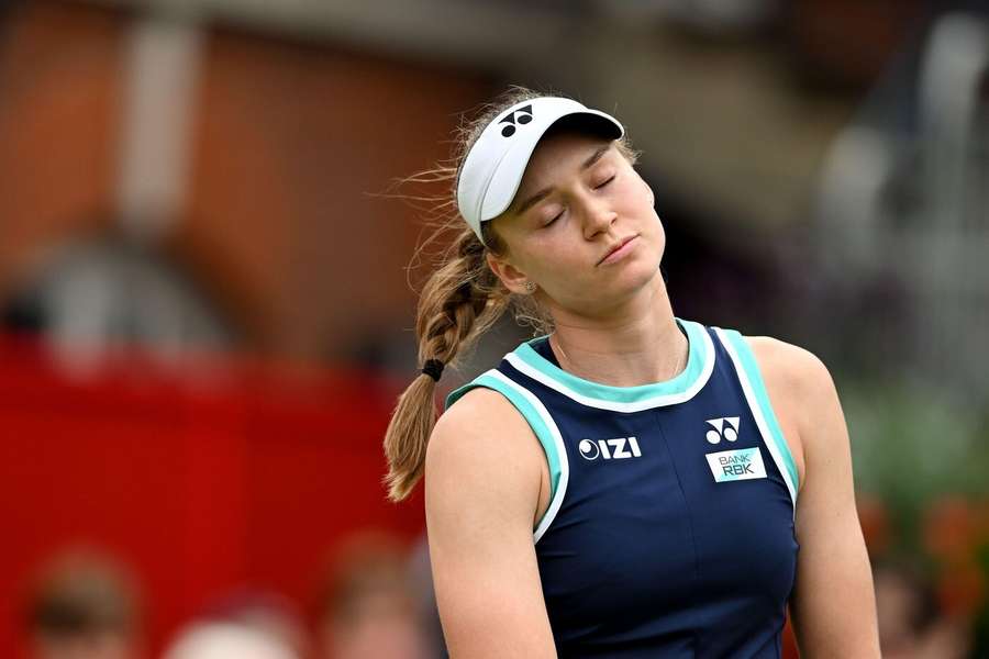 Rybakinová po vyřazení v Queen's Clubu čelila nenávistným zprávám.