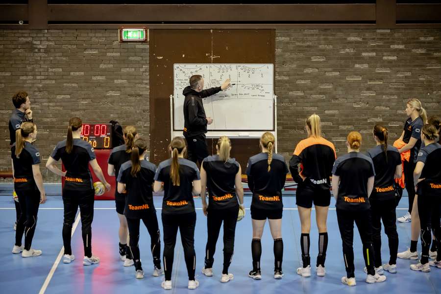 Coach Per Johansson van de handbalvrouwen tijdens de training