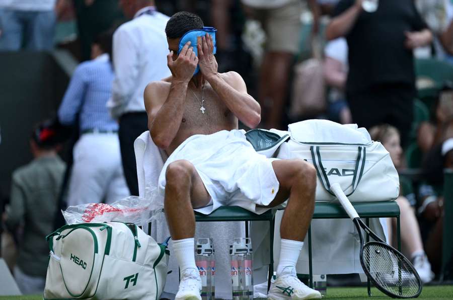 Djokovic tentando se refrescar em Wimbledon Djokovic tentando se refrescar em Wimbledon