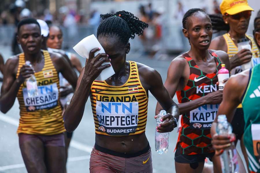 Rebecca Cheptegei trata de refrescarse en plena competición.