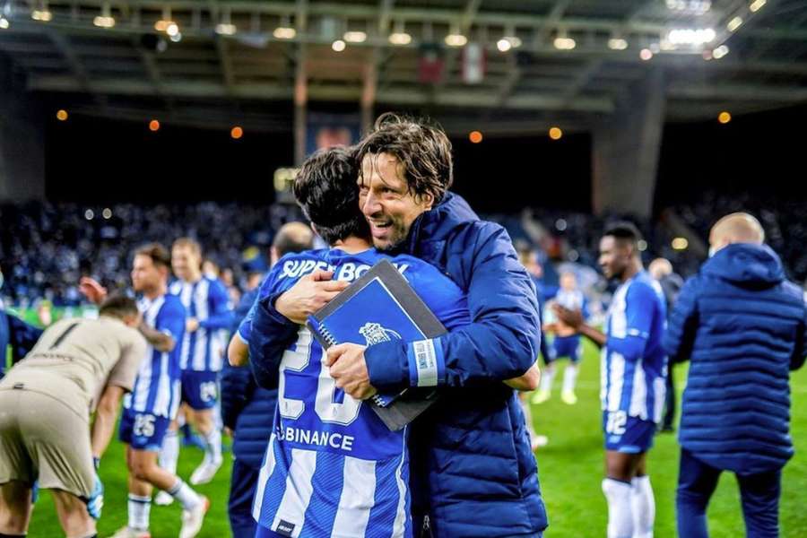 Vítor Bruno continua ao serviço do FC Porto