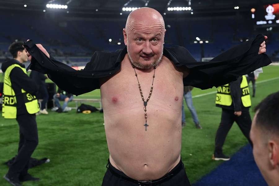 Šéf Viktorie Plzeň Adolf Šádek během legendární oslavy v Římě. Šéf Viktorie Plzeň Adolf Šádek během legendární oslavy v Římě.