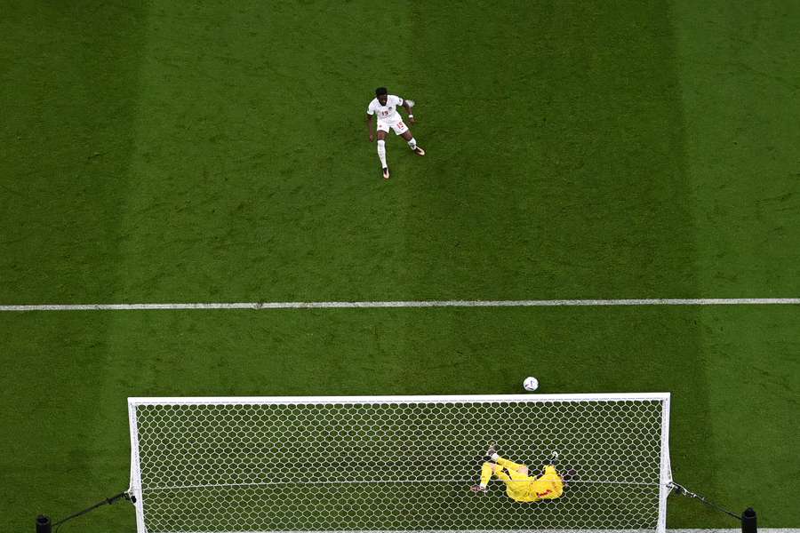 Davies ratează un penalty Davies ratează un penalty