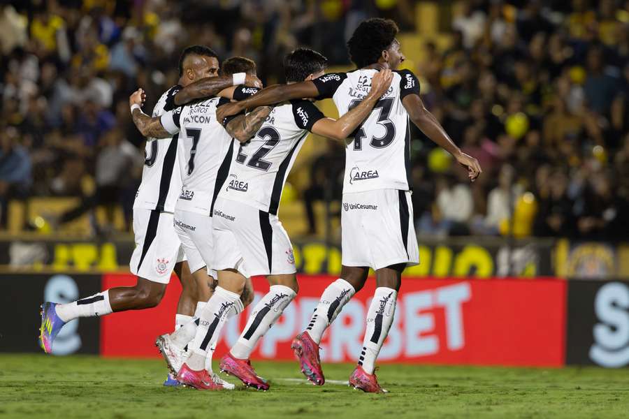 Jogadores do Corinthians comemoram golo marcado por Héctor Hernández 