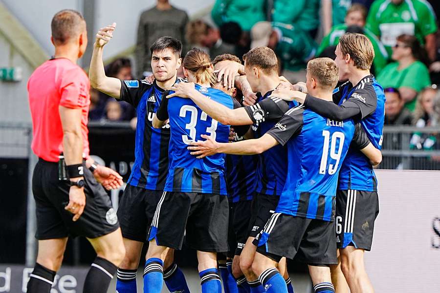 FC København kan skimte guldet efter hårdt tilkæmpet sejr over Viborgs ti mand