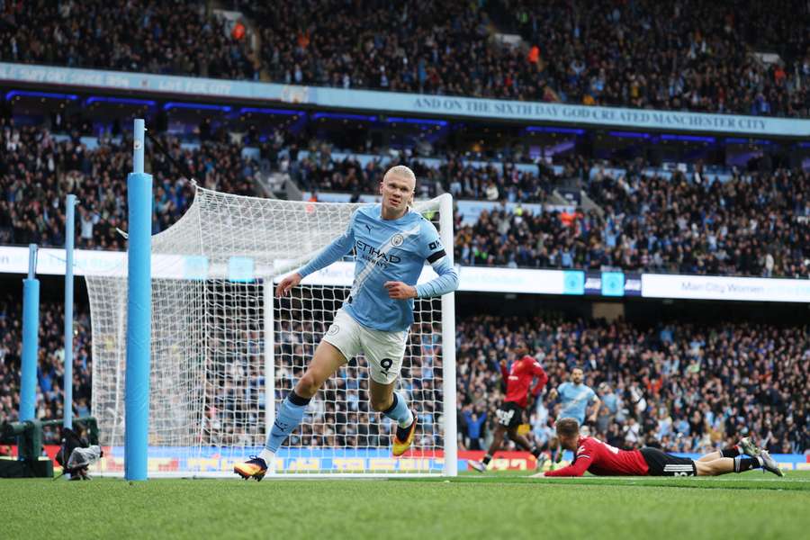 Erling Haaland bisou diante do Manchester United