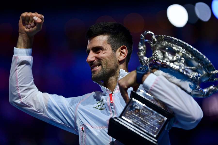 Djokovic beija conquista na Austrália, seu 22º Grand Slam na carreira