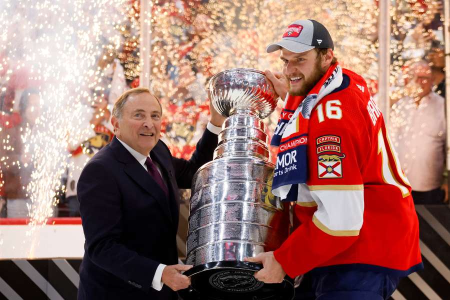 Aleksander Barkov (r.) mit der Stanley-Cup-Trophäe.