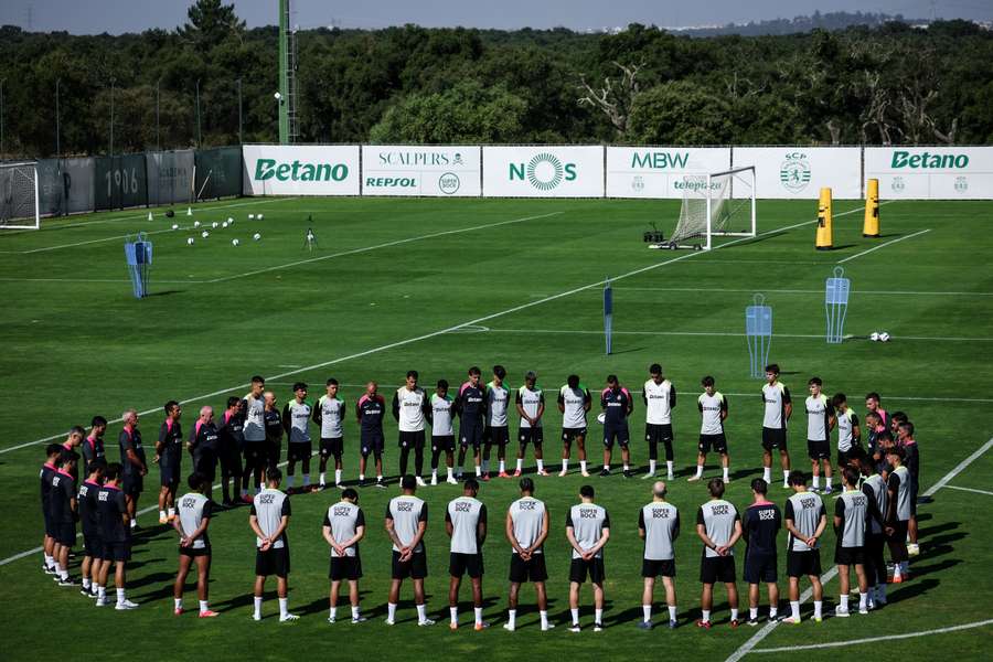 A homenagem do plantel do Sporting a Diogo Jota e André Silva