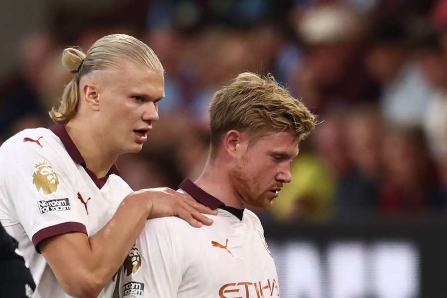 De Bruyne é consolado por Haaland antes de deixar o gramado do Turf Moor, a casa do Burnley