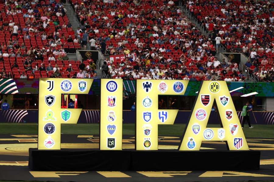 Las pegatinas de los equipos participantes