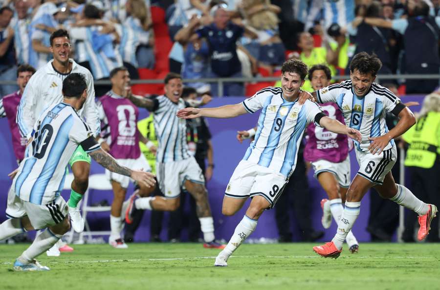 Julián Álvarez célèbre son but avec Lionel Messi et Lisandro Martínez lors du quart de finale entre l'Argentine et la Suisse, le 11 juillet 2026 à Kansas City. Julián Álvarez célèbre son but avec Lionel Messi et Lisandro Martínez lors du quart de finale entre l'Argentine et la Suisse, le 11 juillet 2026 à Kansas City.