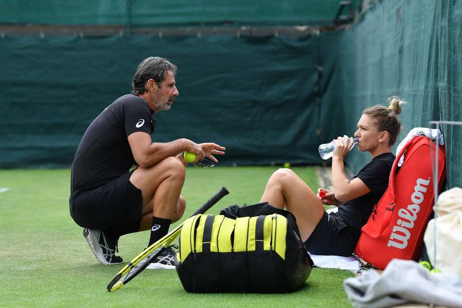 Simona Halep, în timpul unei ședinte de antrenament cu Patrick Mouratoglou