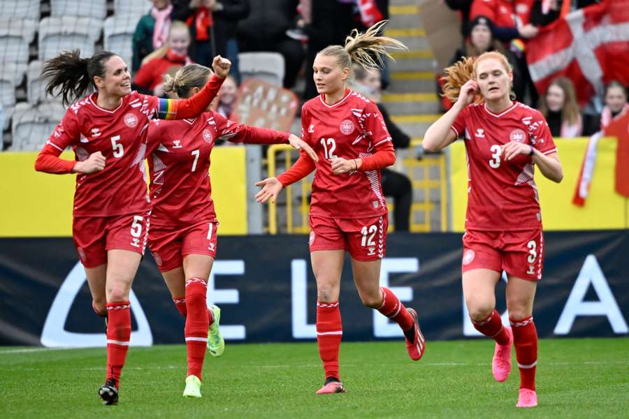 Stine Larsen (nr. 12) har pådraget sig en korsbåndsskade Stine Larsen (nr. 12) har pådraget sig en korsbåndsskade