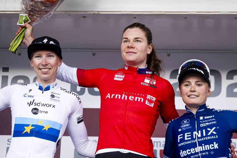 Lorena Wiebes (tweede), Lotte Kopecky (eerste), Martha Truyen (derde) op het podium na laatste etappe van de Simac Ladies Tour