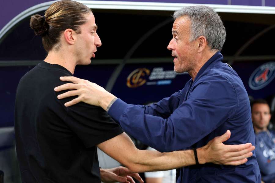 Filipe Luís (esq.) e Luis Enrique durante duelo no Catar