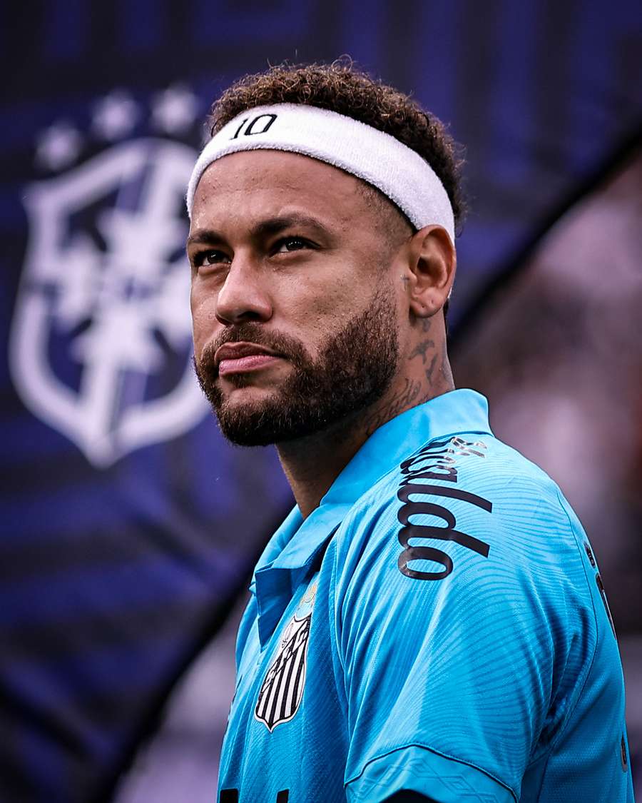Neymar recebe pouco mais de R$ 4 milhões por mês no Santos Neymar recebe pouco mais de R$ 4 milhões por mês no Santos