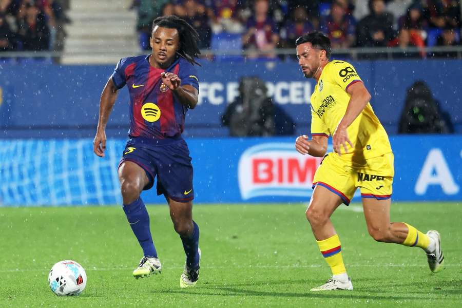 Koundé ante Javi Muñoz, en el partido de ida