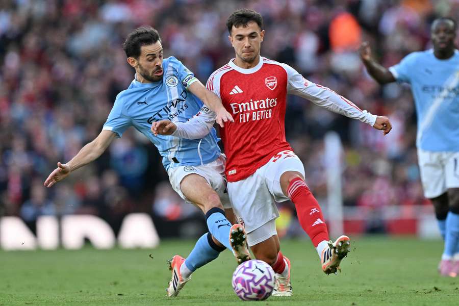 Bernardo Silva e Martin Zubimendi lutam pela posse no último embate entre Arsenal e Manchester CIty Bernardo Silva e Martin Zubimendi lutam pela posse no último embate entre Arsenal e Manchester CIty
