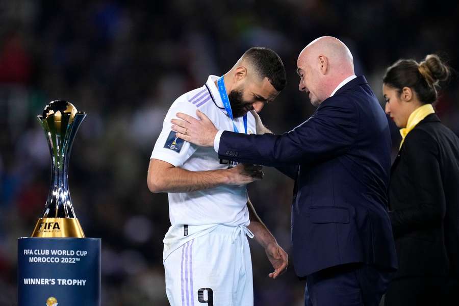 Zuletzt fand die Klub-WM in Marokko statt, FIFA-Präsident Infantino (Mitte) überreicht Karim Benzema die Siegermedaille