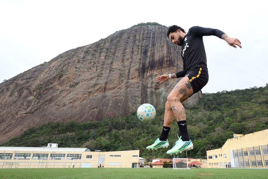 Alex Telles durante treino do Botafogo Alex Telles durante treino do Botafogo