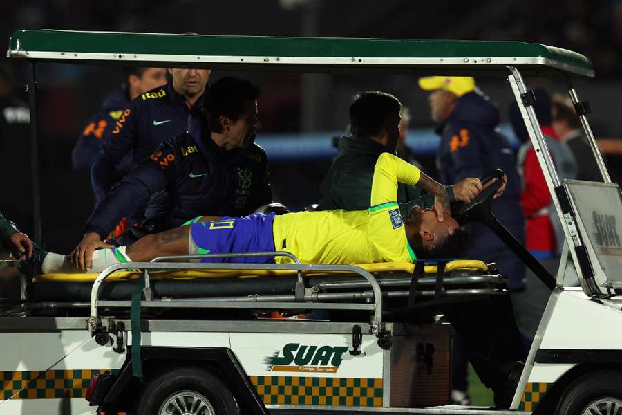 Neymar deixou o campo no carrinho-maca