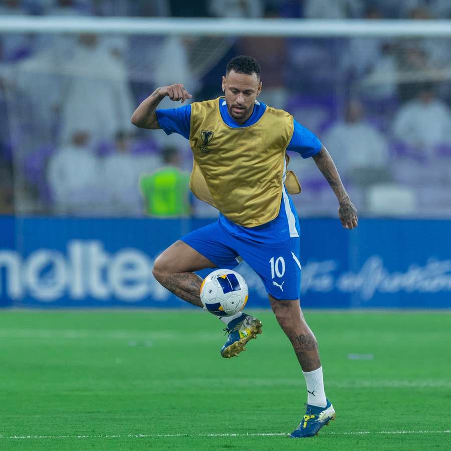 Neymar nel riscaldamento dell'Al-Ain contro l'Al-Hilal