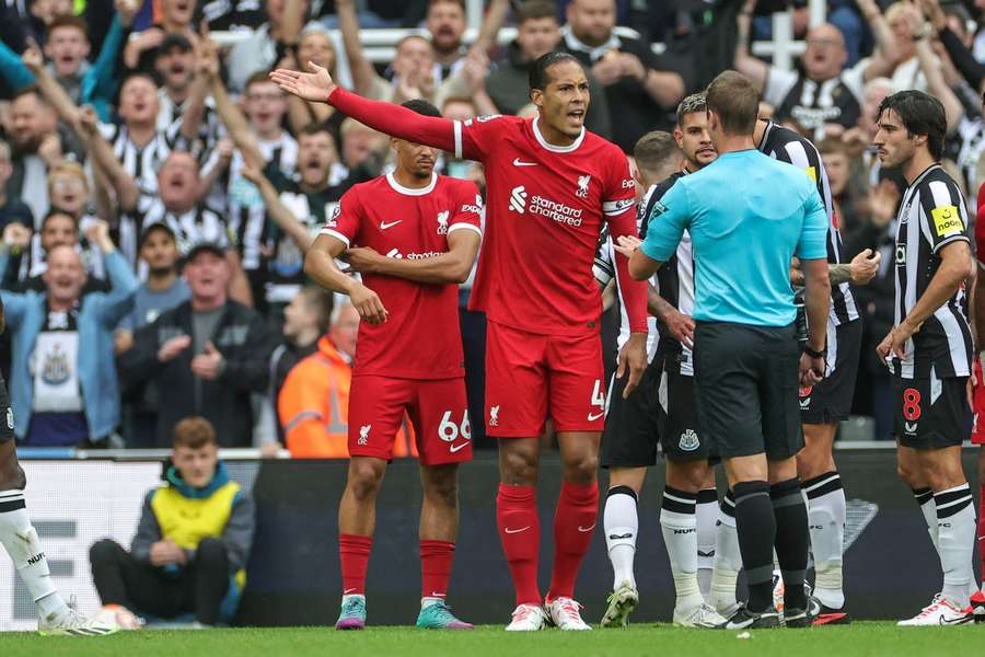 Virgil van Dijk, defesa do Liverpool, discute o cartão vermelho
