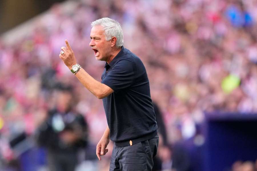 Mourinho, durante o dérbi no Metropolitano Mourinho, durante o dérbi no Metropolitano