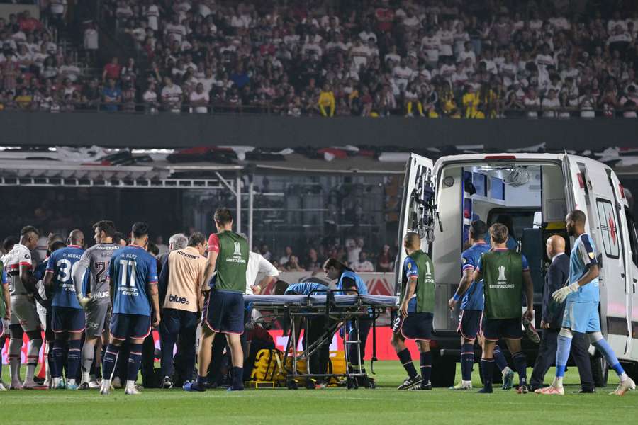 Izquierdo wordt behandeld op het veld