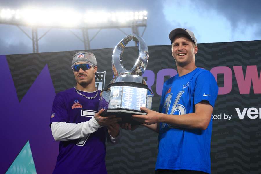 Los MVP Byron Murphy (I) y Jared Goff (D) levantan el trofeo de campeones del Pro Bowl.